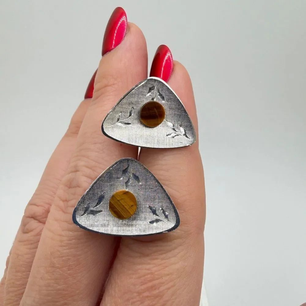 Vintage/Retro Tigers Eye and diamond cut leaf design silver tone cuff links!‎